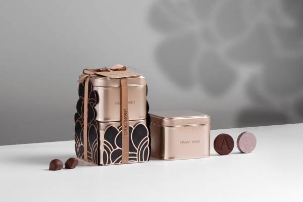 アルマーニ / ドルチ“砂糖漬けジンジャー”の秋限定チョコレート缶、ローズゴールドのパッケージで