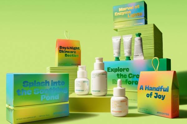 イニスフリー2023年クリスマスコフレ、人気のレチシカ美容液＆ビタC美容液の現品入りスキンケアキット