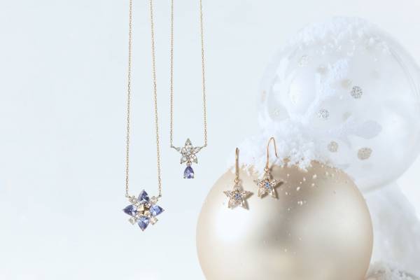 “スイセン着想”純白ダイヤモンド輝く23年クリスマスジュエリー、ニューミーバイサマンサタバサから