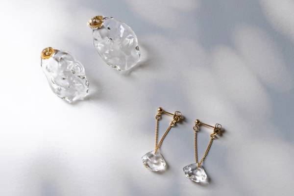 「ハリオ」23年冬ジュエリー、ダイヤモンドのようなガラスのピアス＆イヤリング