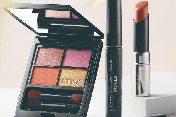 エトヴォス24年春夏コスメ、“草花の息吹”着想の4色アイパレ＆ニュアンスカラーのカラーマスカラなど