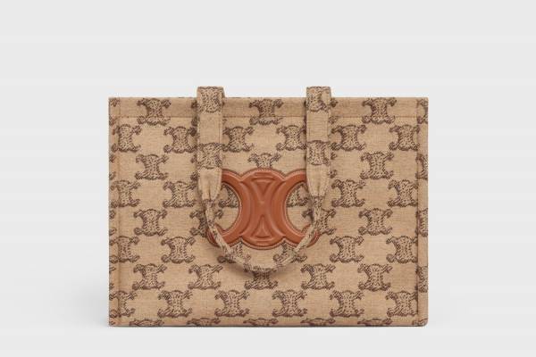 セリーヌから“レザートリオンフ”のトートやムートン素材の「16 バケット」バッグが阪急うめだ本店で