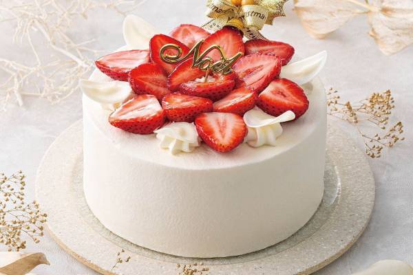 ヨックモック青山本店のクリスマスケーキ2023、甘酸っぱい苺を散りばめた上品なショートケーキ