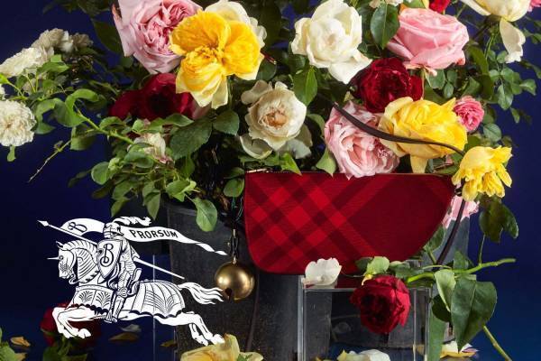 バーバリーのクリスマス2023、チェック柄カシミアスカーフや「馬上の騎士」着想ショルダーバッグ