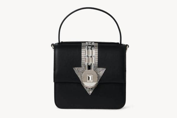 クロエの2023年クリスマス、煌めく“矢”モチーフのバッグ＆メタリックシルバーの財布など