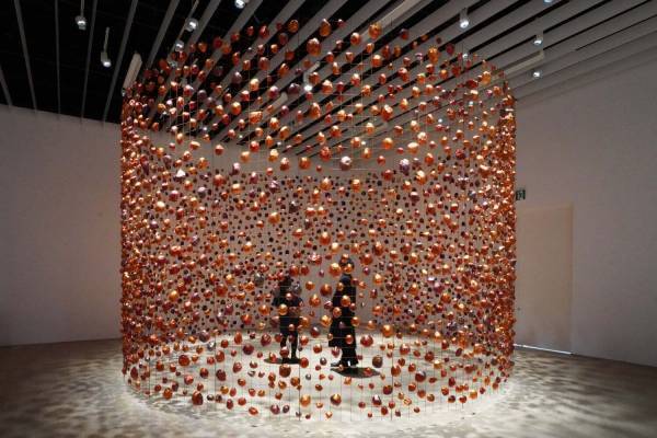 大西康明の個展がポーラ美術館で - “不在／存在の関係”銅箔を用いた大型インスタレーションを展開