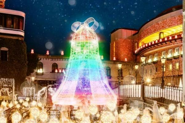 札幌「白い恋人パーク」の23年イルミネーション、“虹色”に輝くベル型の装飾＆カラフルなツリーなど