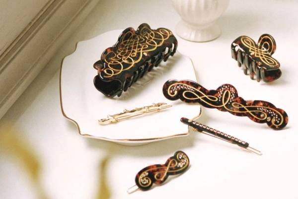 世界初「ミュシャ」財団公式ブランド“アート”着想のアクセサリー＆財布、月や星のブローチなど