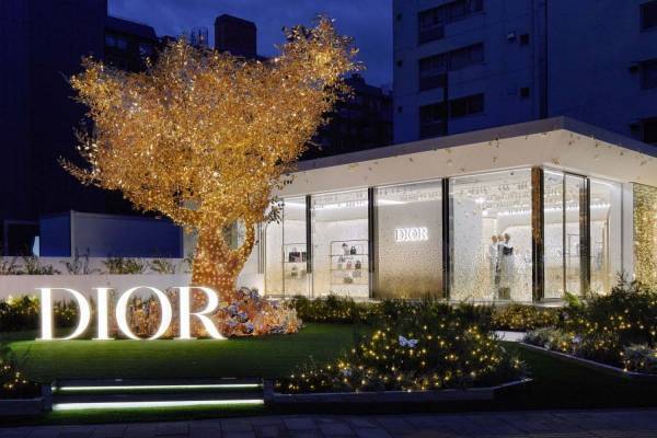 ディオール、表参道に期間限定ストア - “ゴールド華やぐ”花柄刺繍の「ブックトート」バッグなど