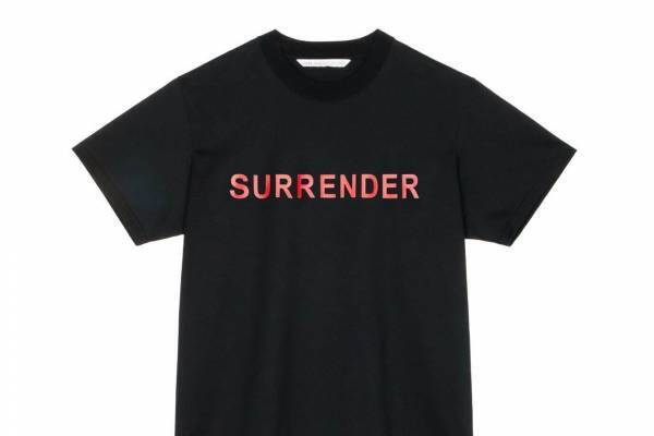 ジョン ローレンス サリバン新作、“何事にも屈しない”メッセージ入りTシャツ＆キャップなど