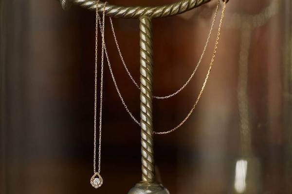 アガット23年冬“博物館学”テーマのジュエリー、月のように輝くダイヤモンドネックレスなど