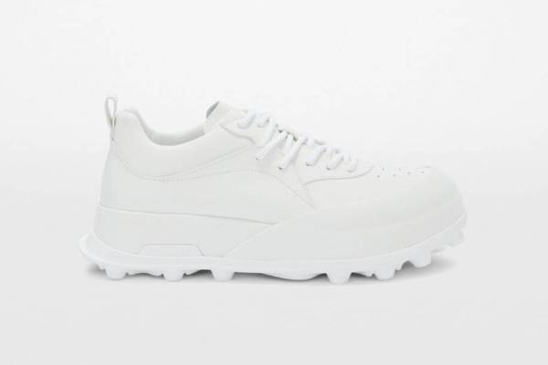 ジル サンダー新作スニーカー「オーブ」アメフトシューズ着想のミニマルなアッパー