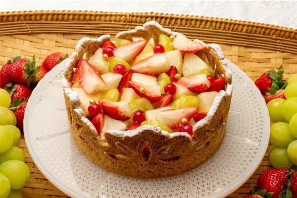 キル フェ ボンのティアラ型フルーツタルト、苺・洋梨・シャインマスカットのフレッシュな味わい