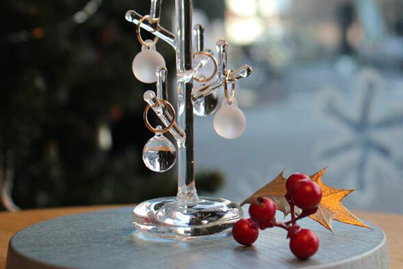 「ハリオ」のクリスマス限定“ガラスのミニツリー”、カラフルなイルミネーション仕様も
