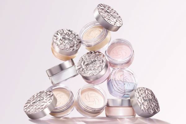 コスメデコルテの名品コスメ「ルース パウダー」24年春に進化、“輝くツヤ＆透けマット”など新質感も