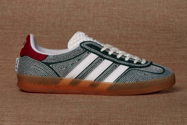 アディダス オリジナルズ“刺繍アッパー”の「ガゼル」スニーカー、ショーン・ウェザースプーンとコラボ