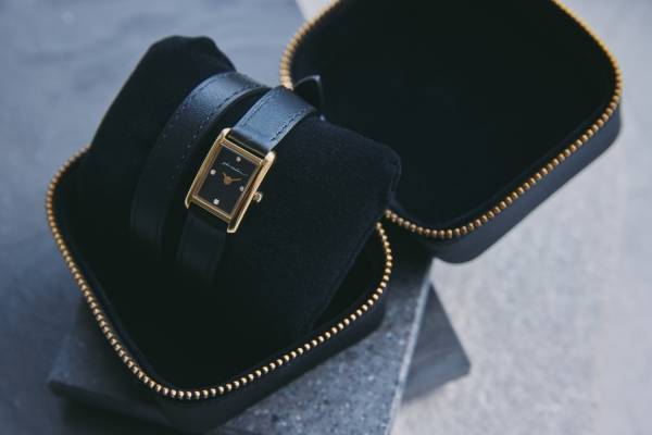 プラス ヴァンドーム新作レザーウォッチ、天然ダイヤモンド×ショウゴ セキネによるネームロゴで