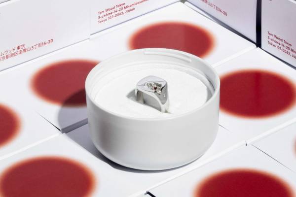 トムウッド、国外初の旗艦店が南青山に - 日本の国旗に着想した限定リングなどを展開