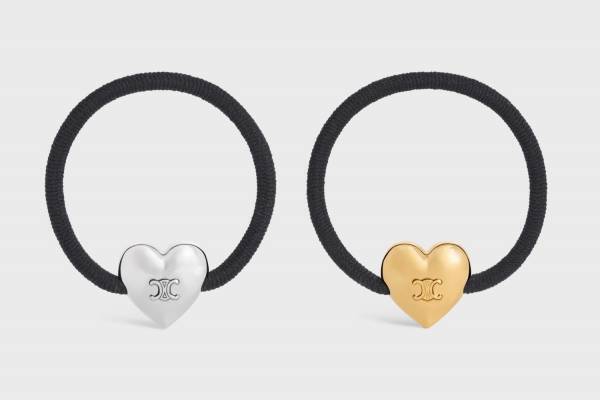 セリーヌの新作アクセサリー、“トリオンフ”を配したハートモチーフのネックレスやヘアゴム