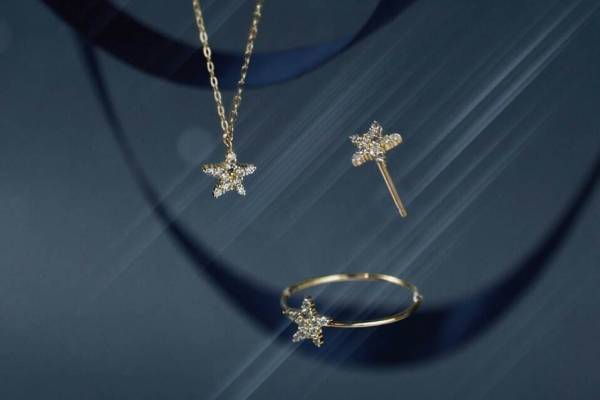 イー・エム“夜空”モチーフのクリスマスジュエリー、星が煌めくネックレス＆スタッズが揺れるリング