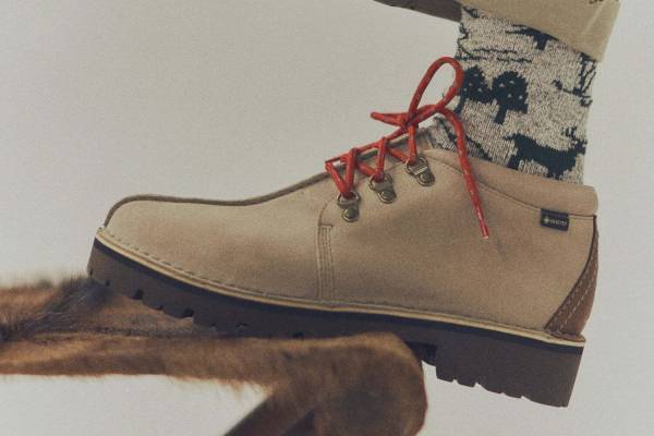 クラークス オリジナルズ×ビームス プラス×エンド、“ヴィンテージ着想”の「ワラビー」シューズなど