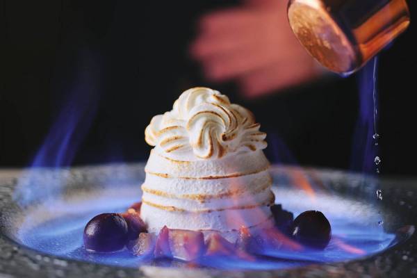 京都北山 マールブランシュ「燃える氷山 ベイクドアラスカ」青い炎が包み込む、創業当時の人気メニュー