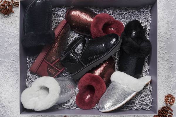 UGGの23年クリスマスシューズ、煌めくスパンコール×ふわふわライニングのブーツやスリッパ