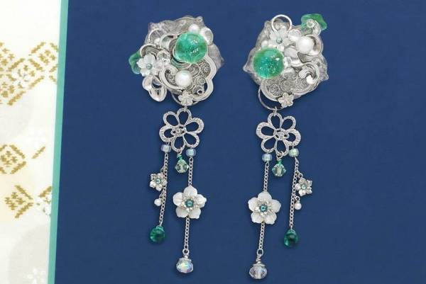 京都発“ピアスのようなイヤリング”「ぴあり」源氏物語・夕霧モチーフのガラスジュエリー