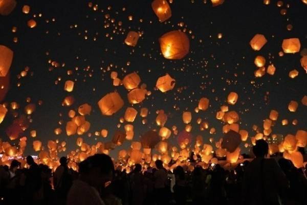 山梨「フジ ゲートウェイ」で光×音楽のクリスマスマーケット、富士山の麓を照らランタンライトアップ