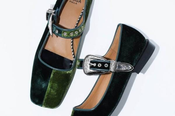 トーガ プルラ新作メリージェーンシューズ、ブラックレザーorバイカラーのベルベットで