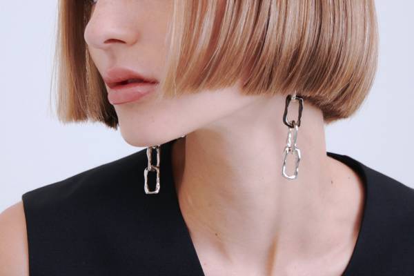 チノ×メゾンドパルスのコラボジュエリー、岩のような質感の“ストーンチェーン”ピアスやスクエアリング