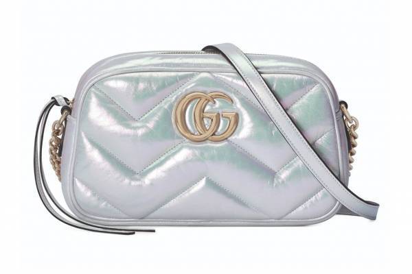 グッチの23年クリスマスギフト、オーロラ加工を施したレディースバッグ＆ライトピンクの財布など