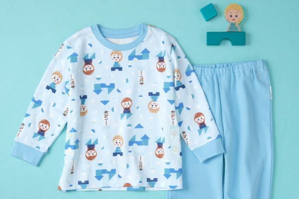 ユニクロ“木製玩具”「ディズニー キディア」のベビーパジャマ、トイ・ストーリーなど総柄で