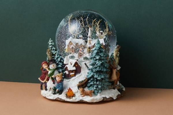 伊勢丹新宿店の23年クリスマスイベント、“サンタや雪景色”のスノードームや透き通るキャンドルなど