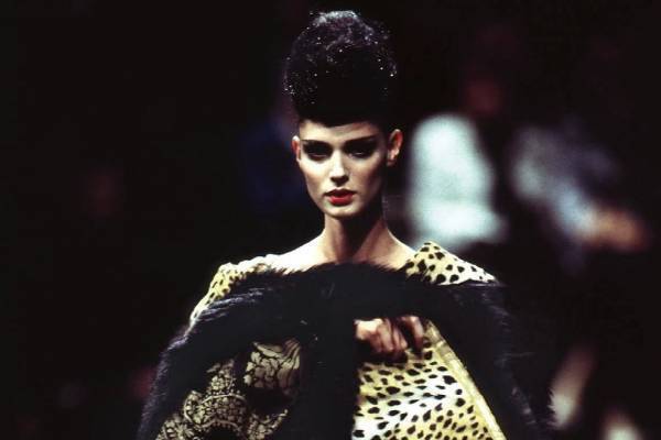 ジバンシィの歴史をたどる初のモノグラフ『ジバンシィ キャットウォーク』1,200点以上の写真を収録