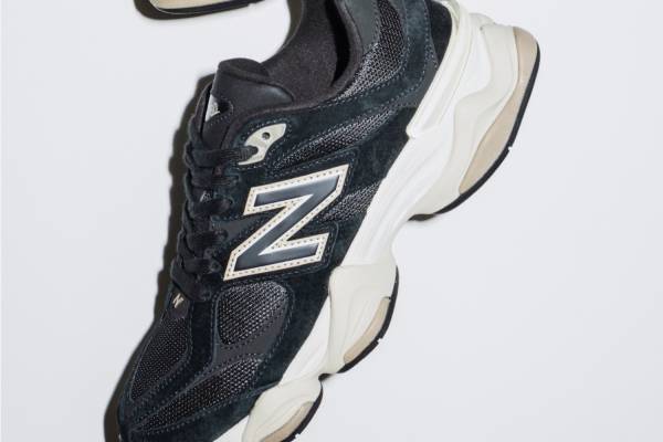 ニューバランスのスニーカー「90/60」ブラック×ベージュ×ブラウンのビューティー＆ユース限定モデル