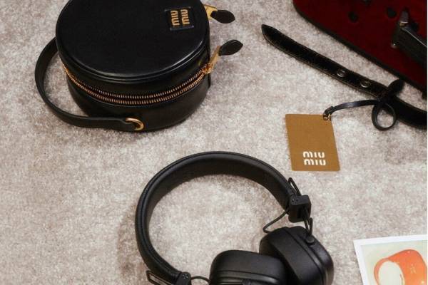ミュウミュウの23年クリスマスギフト、マーシャルとのコラボヘッドフォン＆クリスタルが煌めくバッグなど