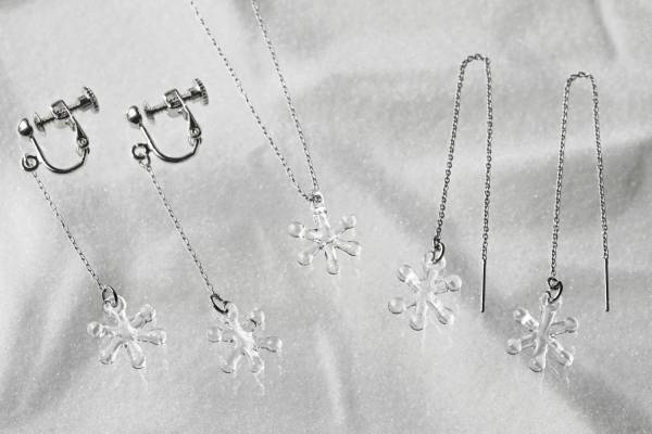 「ハリオ」クリスマス限定アクセサリー、ガラスの"雪の結晶”ピアスやネックレス