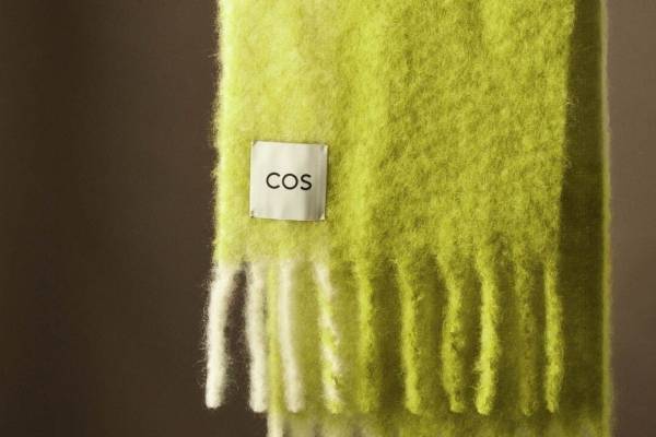 COSのクリスマスギフト、ボリューミーなチェック柄マフラー＆“ふわふわ”キルトバッグなど