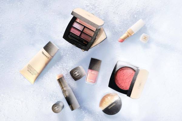 シャネル「レ ベージュ」24年新春コスメ、クールトーンのピンク系アイパレや“雪の結晶”デザイン限定チーク