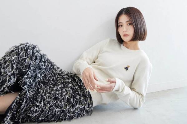 スナイデル×ベアパウコラボ、“ベア”刺繍の上品ニットプルオーバー＆牛革スエードのフラットシューズ