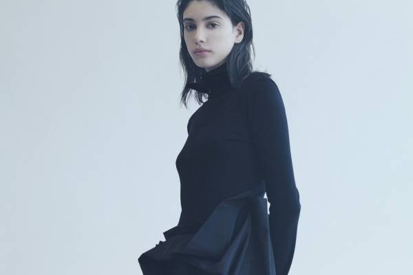 ヨウジヤマモトのウィメンズ新作、“オールブラック”の左右非対称ドレスやオールインワン