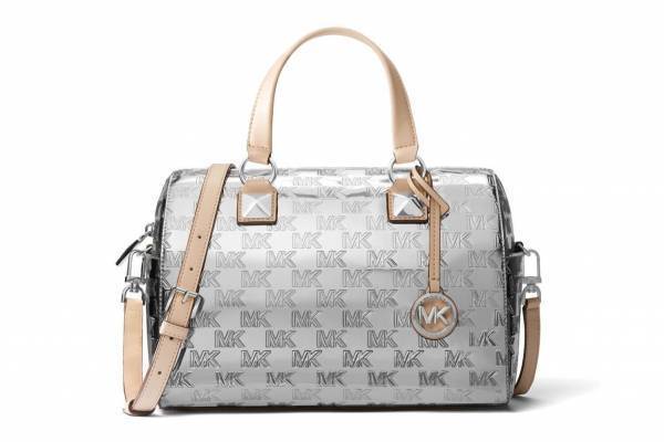 マイケル・コース新作“パテントレザー×イニシャルロゴ”のボストンバッグ、ゴールドやシルバーで