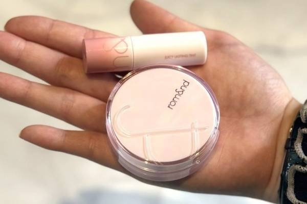 ロムアンド23年冬ミニコスメセット、“もぎたて果実カラー”の深みリップ＆素肌感クッションファンデ