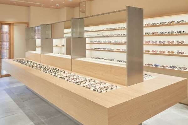 日本発アイウェアブランド「フォーナインズ」京都・祇園エリア初の路面店、限定眼鏡も