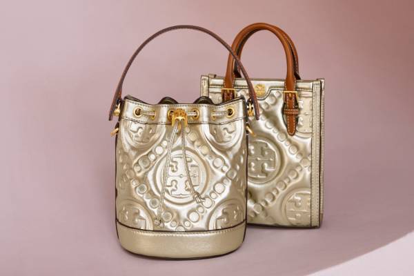 トリー バーチ23年クリスマス - メタリックゴールドのレザーバッグ＆ミニ財布、パールピアスも
