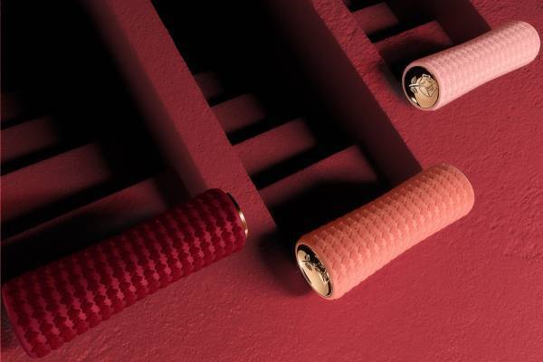 ランコム24年バレンタインコスメ、人気リップ「ラプソリュ ルージュドラママット」“ハートの千鳥柄”に