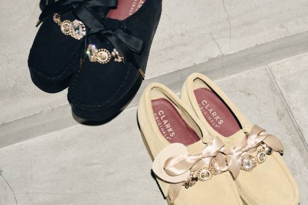 リリー ブラウン×クラークス、煌めくビジューボタン＆サテンリボンの厚底ブーツ「ワラクラフトロー」