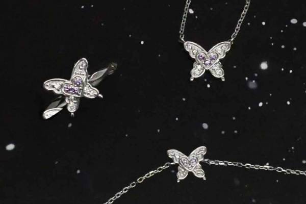 アナ スイ“蝶”ジュエリー新作、パープルのハートモチーフ煌めくリング＆ネックレスなど