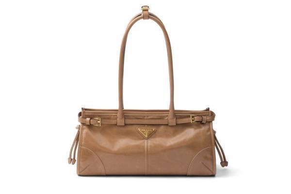 プラダからレザーベルトを施したウィメンズハンドバッグ、ベージュの新色を阪急うめだ本店で先行発売